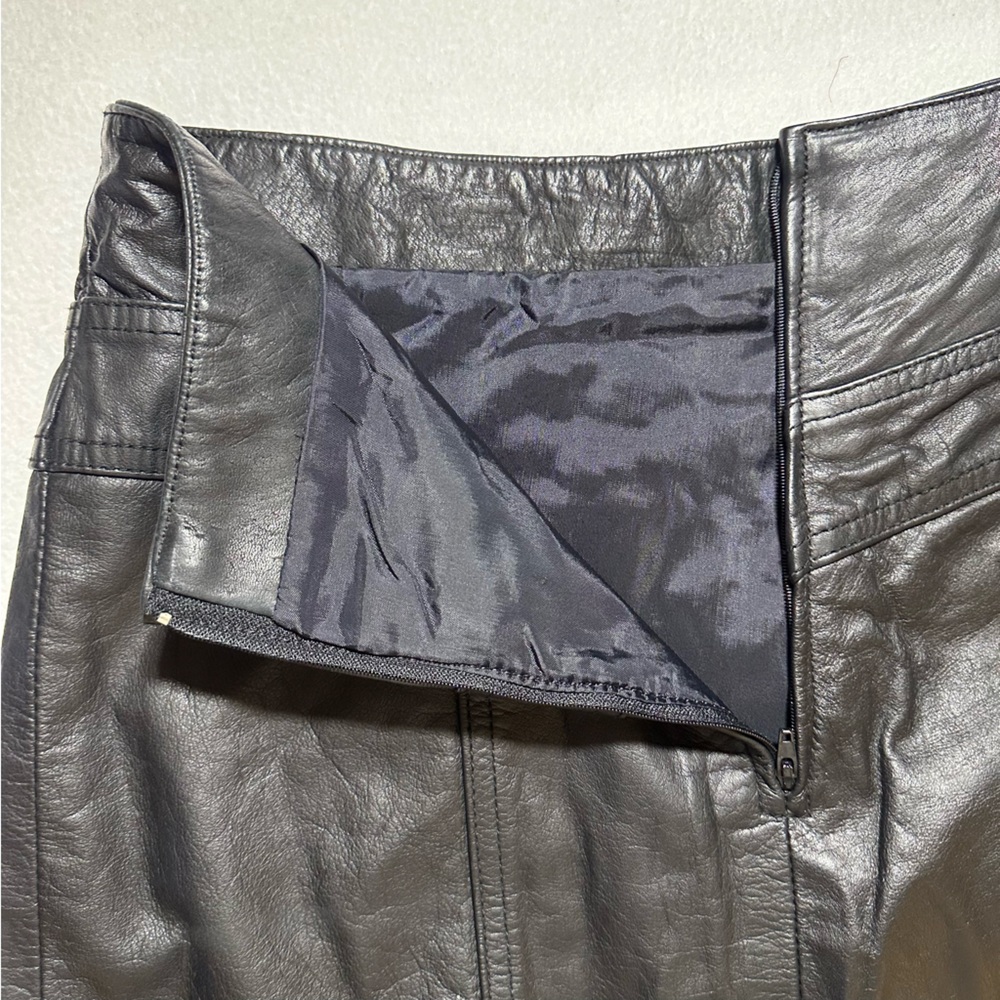 Elegant Black Leather Mini Skirt - Picture 4 of 8